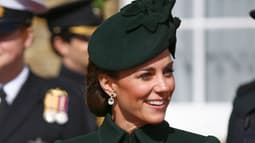 La duchesse de Cambridge présente des trèfles aux officiers et aux gardes du 1er bataillon des Irish Guards lors du défilé de la Saint-Patrick à Cavalry Barracks à Hounslow, dans l'ouest de Londres, le 17 mars 2019.