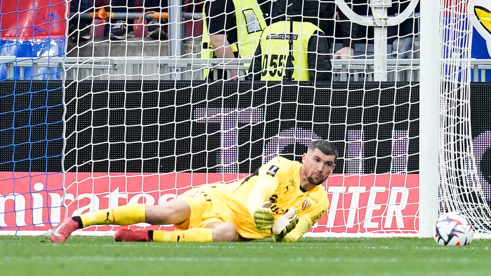 Mathew Ryan (Lens) face à Lyon en Ligue 1, le 4 mai 2025.