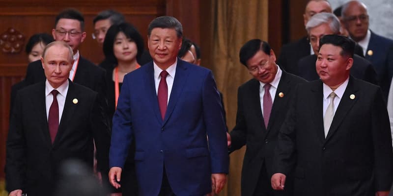 Le président chinois Xi Jinping (au centre), le dirigeant nord-coréen Kim Jong Un (à droite) et le président russe Vladimir Poutine (à gauche) arrivent pour une réception dans le Grand Hall du Peuple, après un défilé militaire marquant le 80e anniversaire de la victoire sur le Japon et la fin de la Seconde Guerre mondiale, à Pékin, le 3 septembre 2025.
