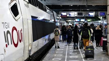 Des voyageurs se dirigent vers un TGV le 3 avril 2021 à la gare Montparnasse à Paris 