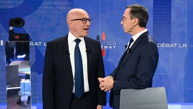 Eric Ciotti (G) et Bruno Retailleau discutent avant un débat, sur le plateau de LCI, le  21 novembre 2022