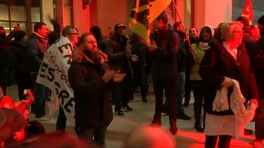 Des cheminots envahissent le siège de BlackRock France à Paris, le 7 janvier 2020.