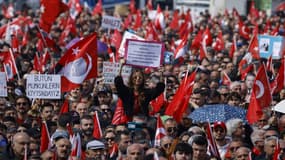 Des manifestants brandissent des bannières et des drapeaux turcs lors d'un rassemblement organisé par le Parti républicain du peuple (CHP) en soutien au maire d'Istanbul, Ekrem Imanoglu, le 29 mars 2025.