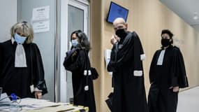 Me Jean-Christophe Coubris (C), avocat de 1.650 plaignants, ajuste son masque à son arrivée avec d'autres avocats au palais de justice de Paris le 9 juin 2020