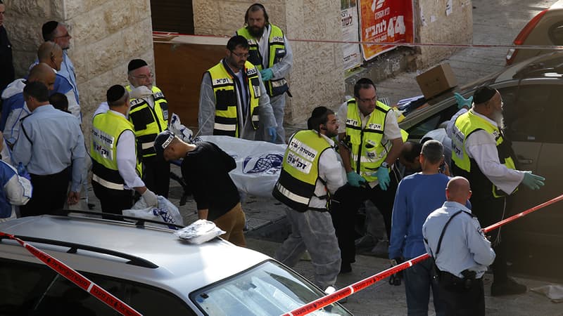 Les secours sur place, mardi, à Jérusalem, après une attaque de synagogue qui a fait six morts.