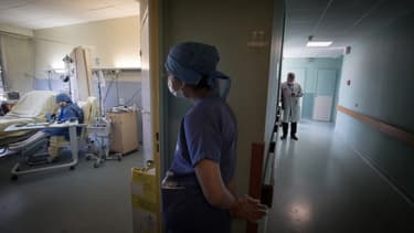 Une infirmière à l'hôpital Lariboisière à Paris, le 27 avril 2020