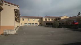 Dans cette école primaire de Laroque-d'Olmes (Ariège) le maire s'oppose à la fermeture d'une classe malgré la baisse d'élèves prévue. Il propose de financer un enseignant avec ses indemnités.