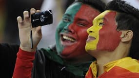 Des supporters prennent une photo dans un stade