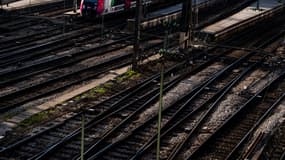Des rails et un train Transilien sont photographiés à la gare Saint-Lazare, le 19 avril 2018 à Paris