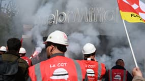 Des salariés participent à un rassemblement devant le siège d'ArcelorMittal pour faire pression sur la direction française du sidérurgiste, qui prévoit de supprimer plus de 600 emplois à Saint-Denis près de Paris, le 13 mai 2025.
