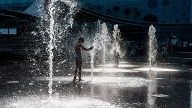 Un jeune homme se rafraîchit dans une fontaine à Moscou, le 11 juin 2020.