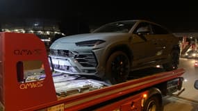 Le conducteur, un étranger, ne disposait pas d'un permis international. Il est donc poursuivi pour conduite sans permis. 