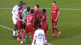 Incompréhension entre les joueurs de Zulte Waregem et Seraing (5-1, D2 belge) pour le coup d'envoi de la deuxième période, le 24 novembre 2024