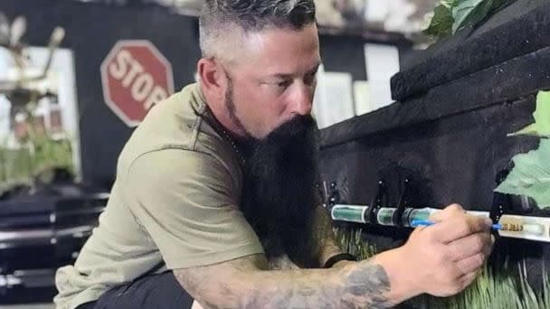 Trey Ganem, 50 ans, a personnalisé les cercueils d'enfants morts dans la fusillade d'Uvalde au Texas