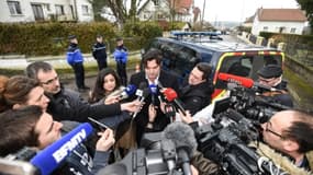 L'avocat de Jonathann Daval, Randall Schwerdorffer (C) donne une conférence de presse à Gray-la-Ville le 29 janvier 2018