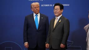Le président américain, Donald Trump (à gauche), se tient aux côtés du président sud-coréen, Lee Jae Myung (à droite), avant un dîner donné en l'honneur du président américain, Donald Trump, à l'hôtel Hilton Gyeongju le 29 octobre 2025 à Gyeongju, en Corée du Sud. 