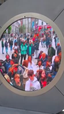 Insultes, fesses, photo du 11-Septembre… Le projet artistique de portail virtuel entre New York et Dublin déraille complètement 