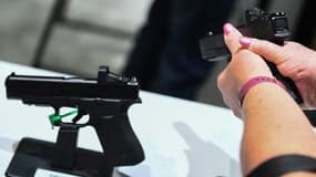 Une cliente tient un Glock lors d'une réunion au Texas le 28 mai 2022