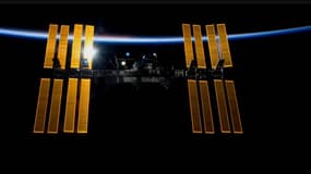 La station spatiale internationale exhibe ses panneaux solaires.