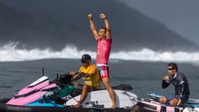Kauli Vaast après sa victoire lors de la finale de surf aux Jeux olympiques, le lundi 5 août 2024