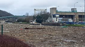 8.000 m² de déchets sont amassés à Méricourt, au niveau de la dernière écluse de la région parisienne.