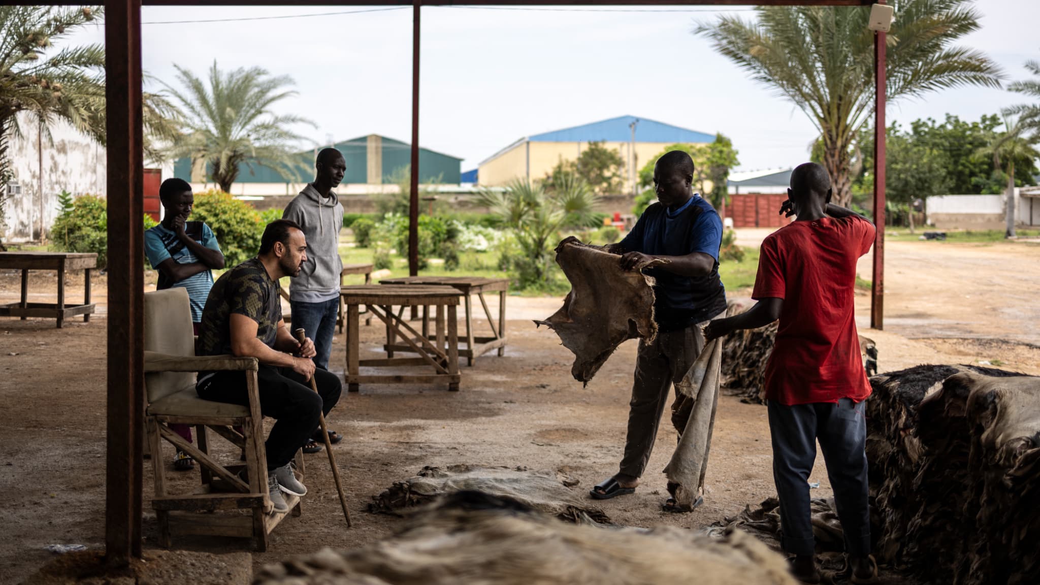 PRADA, LOUIS VUITTON, GUCCI... CE N'EST JAMAIS ÉCRIT SUR LES SACS MAIS POURTANT LA PLUPART DU CUIR VIENT DU NIGÉRIA, UN PAYS QUI EXPORTE 90% DE SES PEAUX