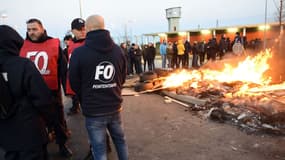 Des gardiens de bloquent l'accès à la prison de Vendin-le-Vieil, le 16 janvier 2018.