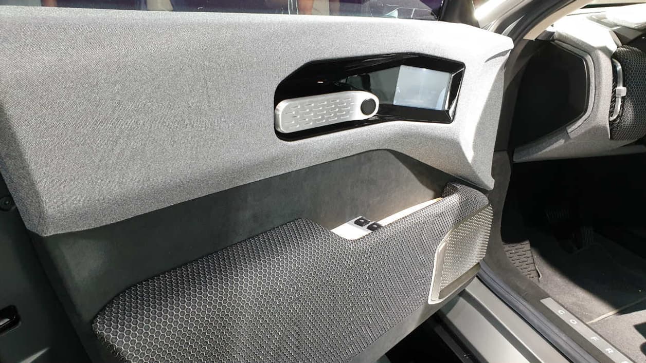 Roues arrière recouvertes en partie par la carrosserie, rétroviseurs caméras, Lightyear a travaillé l'aérodynamisme, avec un coefficient de pénétration dans l'air (ou Cx) inférieur à 0,20. Roues arrière recouvertes en partie par la carrosserie, rétroviseurs caméras, Lightyear a travaillé l'aérodynamisme, avec un coefficient de pénétration dans l'air (ou Cx) inférieur à 0,20.