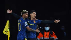 La joie de l'attaquant portugais de Manchester United, Cristiano Ronaldo, félicité par l'attaquant Marcus Rashford, après avoir ouvert le score contre Villareal, lors de leur match de groupes de la Ligue des Champions, le 23 novembre 2021 à Villareal