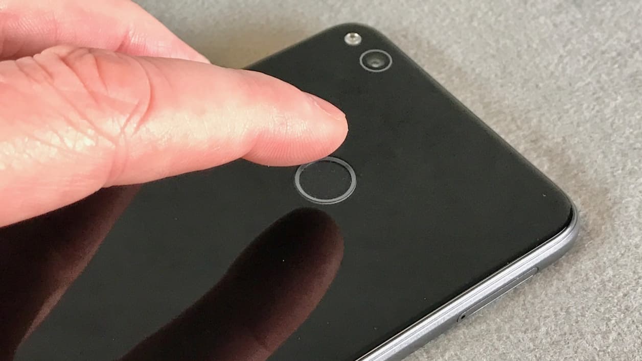 Le capteur d'empreintes digitales situé au dos de l'appareil est rapide et efficace. Le capteur d'empreintes digitales situé au dos de l'appareil est rapide et efficace.