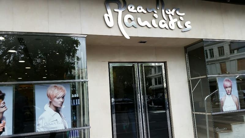 Devanture salon de coiffure parisien Maniatis