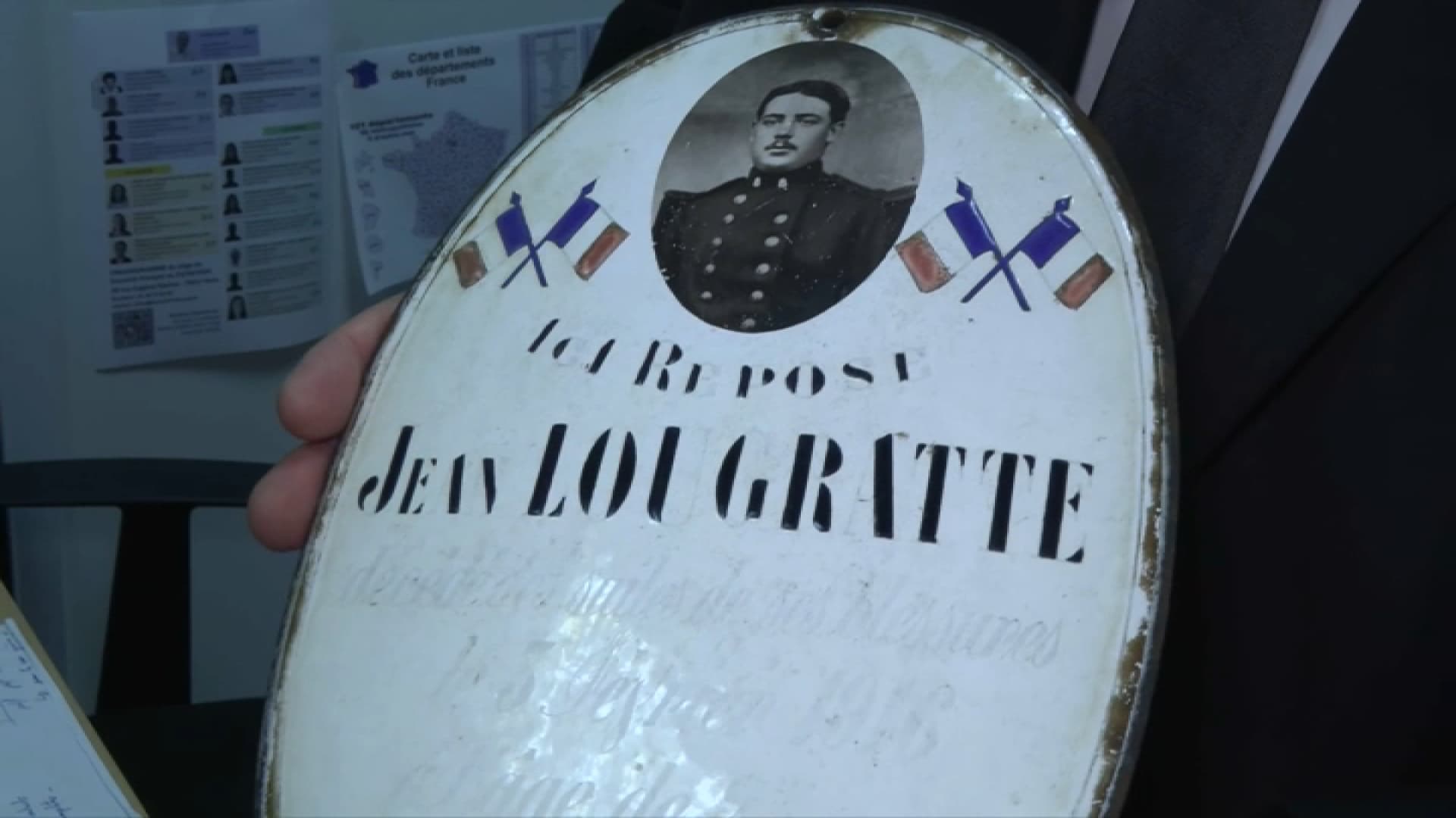 Une plaque funéraire française volée dans un cimetière français et retrouvée par l'association le Souvenir français, novembre 2024