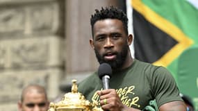 Siya Kolisi avec la Coupe du monde de rugby.