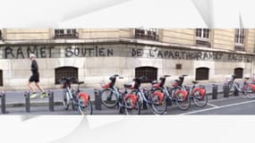 Des tags ciblant l'élue Isabelle Ramet sur la mairie du 6e arrondissement de Lyon le 5 février 2023.