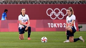 Les joueuses du Royaume-Uni Caroline Weir et Lauren Hemp genoux à terre avant un match contre l'Australie aux JO de Tokyo 2020, le 30 juillet 2021