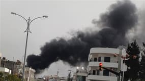 Fumée au-dessus du quartier de Malab à Homs. Des témoignages recueillis par l'organisation Human Rights Watch (HRW) dans les quartiers de Homs assiégés par les forces syriennes évoquent des centres de soins totalement débordés par les victimes des bombes