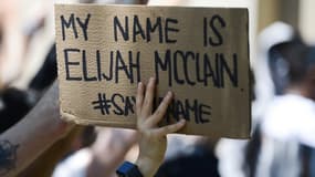 Une pancarte en mémoire d'Elijah McClain lors d'une manifestation devant un poste de police d'Aurora, dans le Colorado, en juin 2020 