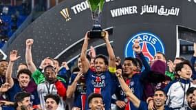 Marquinhos célèbre le Trophée des champions gagné contre Monaco (1-0) à Doha, le 5 janvier 2025