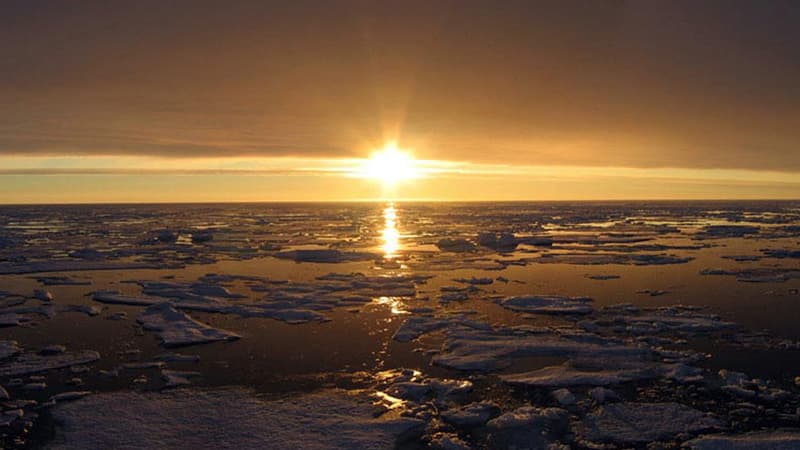 Photo d'un coucher de soleil en Arctique, au niveau du Canada, le 10 octobre 2007. 