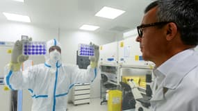 Le directeur général, Franck Grimaud (d), dans le laboratoire de Valneva à Saint-Herblain, près de Nantes