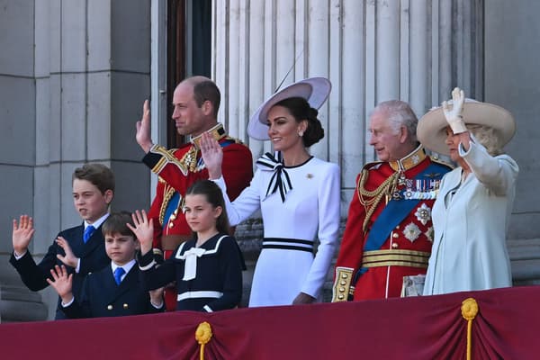 Le prince William, Kate Middleton, leurs enfants George, Louis et Charlotte, le roi Charles III et la reine Camilla saluent depuis le balcon du palais de Buckingham, à Londres, le 15 juin 2024.