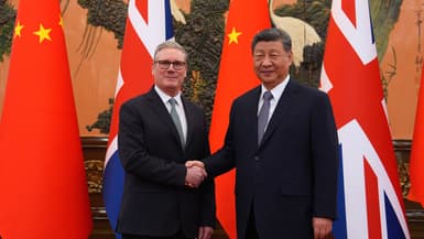 Le Premier ministre britannique Keir Starmer (à gauche) serre la main du président chinois Xi Jinping (à droite) avant une rencontre bilatérale lors de sa visite en Chine, le 29 janvier 2026 à Pékin. Keir Starmer effectue une mission diplomatique de haut niveau en Chine et au Japon, marquant la première visite d'un dirigeant britannique à Pékin depuis 2018.