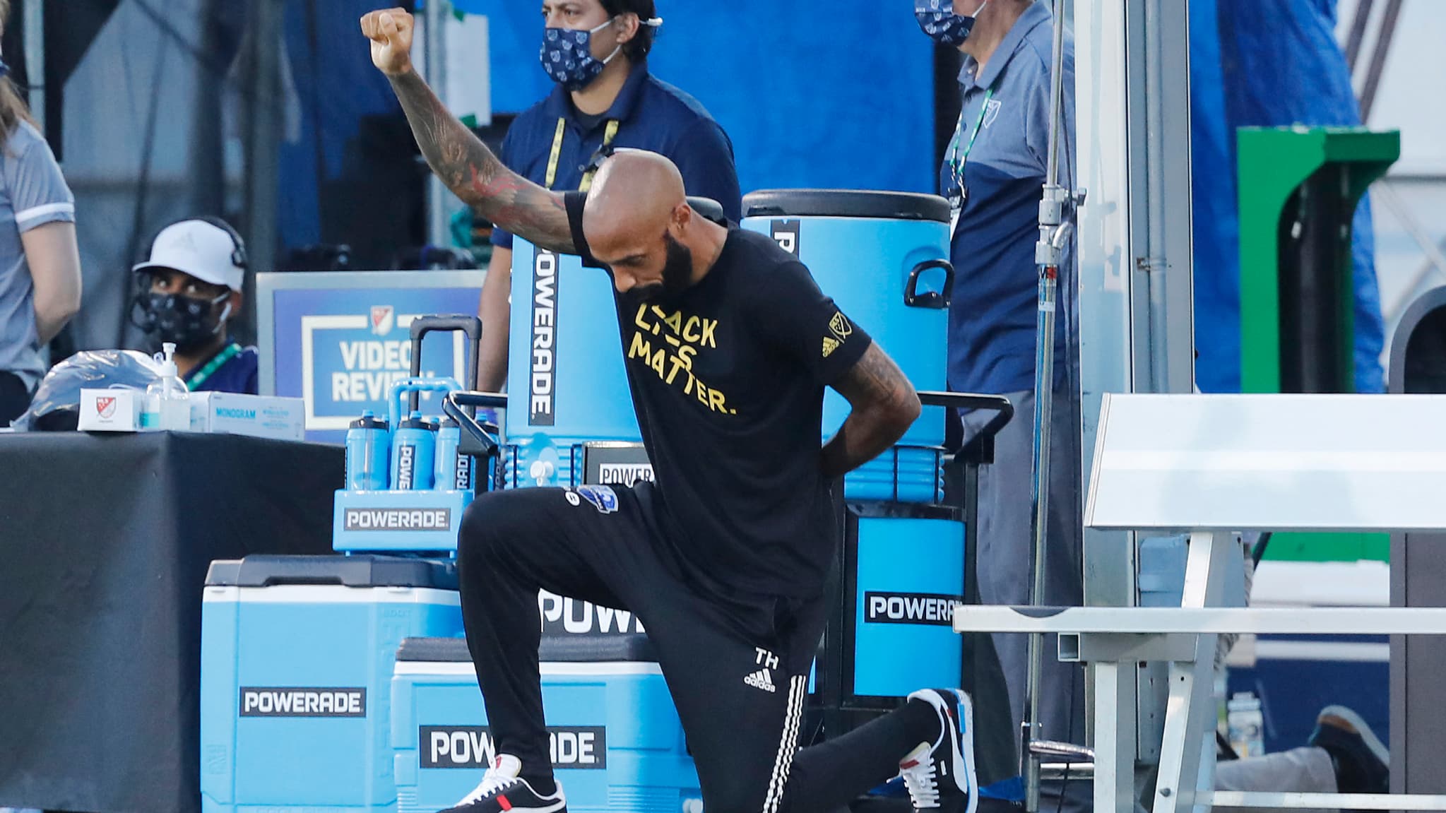 Thierry Henry s'agenouille en hommage à George Floyd et au mouvement Black Lives Matter lors du tournoi "MLS is Back" en juillet 2020