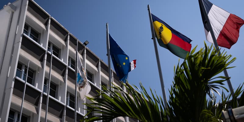 Un drapeau kanak à côté du drapeau français, devant la mairie de Nouméa, en Nouvelle-Calédonie le 23 septembre 2024.