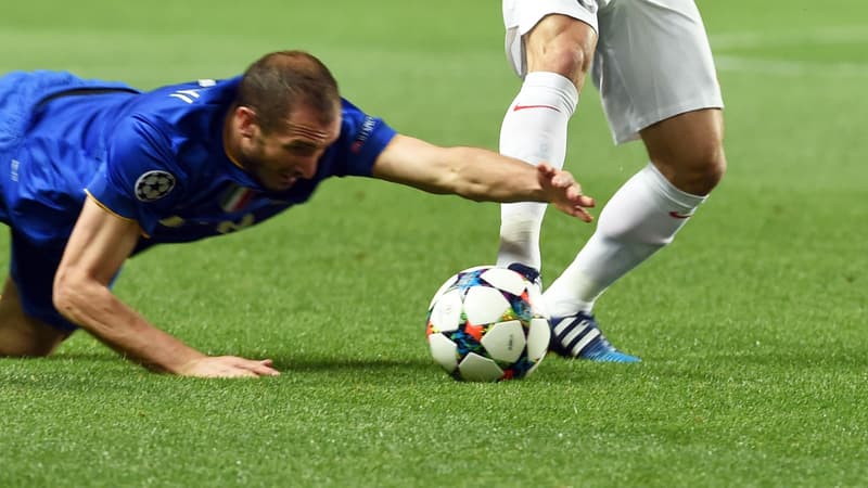Monaco-Juventus : les détournements de la main de Chiellini 