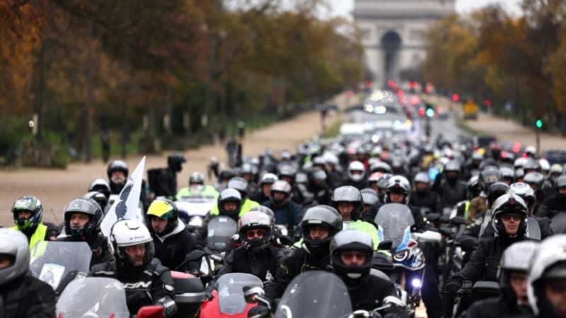Paris: des centaines de motards défilent contre le contrôle technique pour les deux-roues