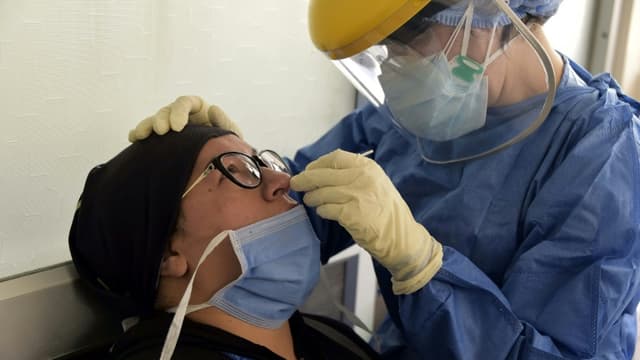 Une femme se fait tester à l'hôpital Carlos Andrade Marin de Quito le 17 juin 2020 pour vérifier si elle a été infectée ou non par le nouveau coronavirus