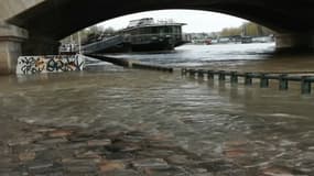 À Paris, l'eau a commencé à déborder sur les quais en raison de la crue ce vendredi 5 avril.