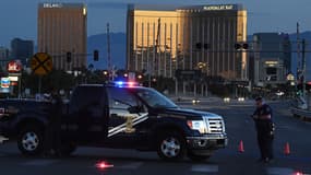 Des véhicules de police devant l'hôtel Mandalay Bay, à Las Vegas. 