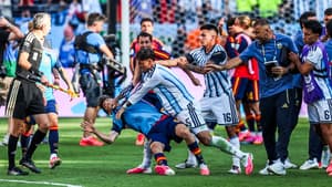 Leandro Paredes frappe Gavi après la finale de la Coupe du monde Espagne-Argentine (1-0, a.p.), le 19 juillet 2026